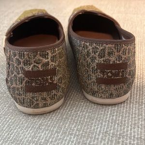 Women’s 5.5 Toms animal print slip on shoes.